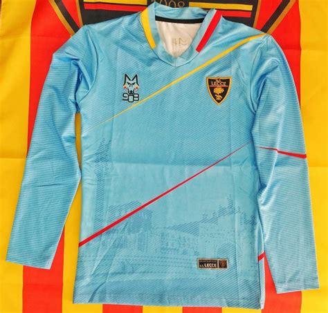 I tifosi del lecce rappresentano simbolicamente il dodicesimo uomo in campo.101. Maglie Lecce 2018-2019 autoprodotte con marchio M908