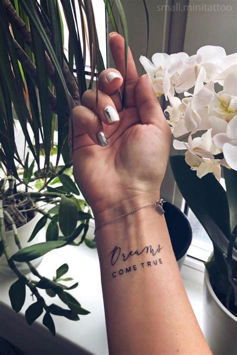 Надписи для девушек со смыслом и татуировки звезд. Мини тату для девушек. Тату на руке. Татуировка на ...