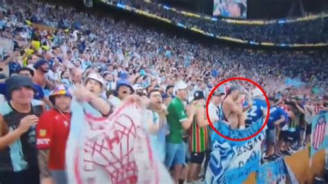 Beelden Argentijnse Fan Gaat Topless In Het Stadion En Riskeert Zware Straf