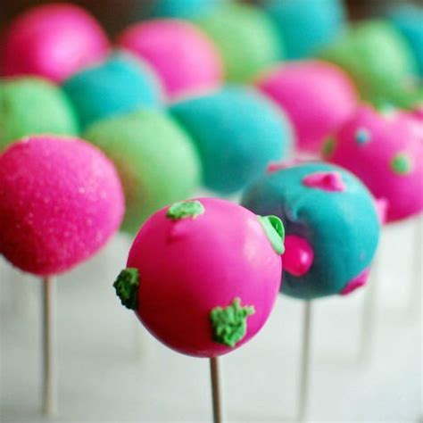 This easy cake pops recipe includes helpful tips on how to prepare your cake, as well as instructions on how to properly melt candy melts candy for easy decorating. Silicone Cake Pop Pan / Mold (20 Pops) | FoodClappers