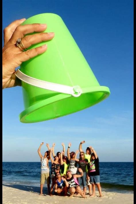 Are you looking for some great family beach picture ideas? Smart idea. | Funny beach photos, Funny beach pictures ...