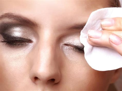5 Creative Ways To Use Contact Lens Solution For Makeup