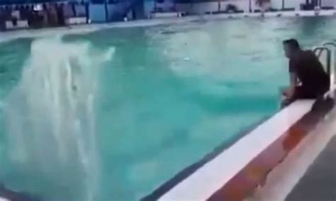Pantauan di lapangan, petugas keamanan pusat. 3 Hari Sebelum Gempa Palu dan Donggala, Kolam Renang di ...
