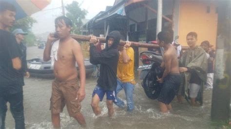 bpbd dan tni polri evakuasi korban banjir di kampung amau dan kelurahan kampung damai belitung
