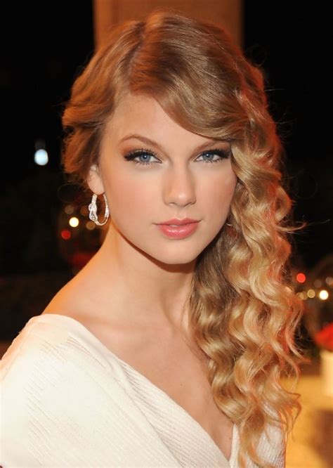 Taylor Swift Side Swept Waves For Long Hair Hairstyles Weekly