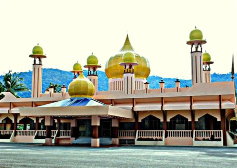 Binaan bangunan ini juga agak simbolik dengan sembilan buah tiang, sembilan anjung tambahan, dan sembilan ruang yang mencerminkan sembilan daerah pentadbiran yang. DI UJUNG ISLAM: Senibina Masjid di Negeri Sembilan