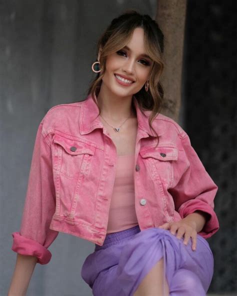 Cinta Laura Tampil Nyentrik Dengan Outfit Candy Auranya Mirip Barbie