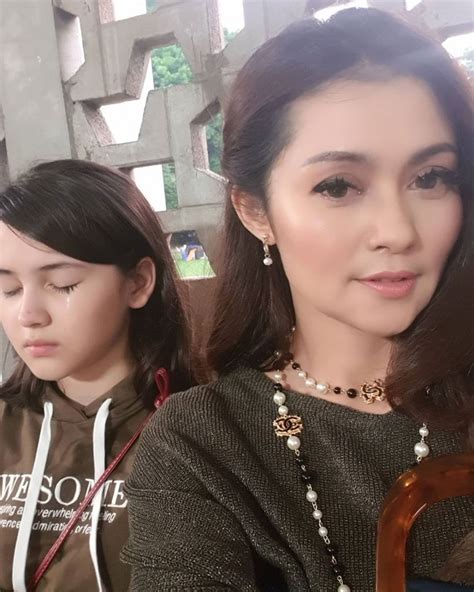 Seberapa taunya kamu sama dari jendela smp : 10 Potret Sandrinna Michelle dan Ratu Dewi, Bak Ibu Anak ...