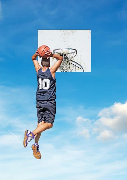 Jugador De Baloncesto Mojando Con Un Cielo De Fondo Foto Premium