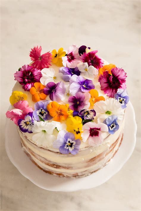 Make Your Cakes Bloom With Edible Flower Cake Decorations