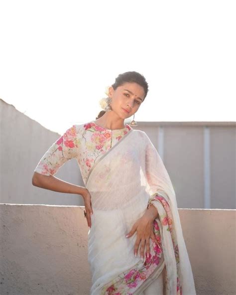 ‘gangubai Kathiawadi Alia Bhatts Elegant Look In White Saree And Flowers Wins The Internet