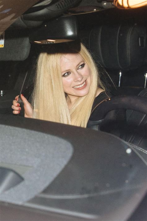 Avril Lavigne Upskirt Leaving Delilahs Restaurant In La Upskirtstars