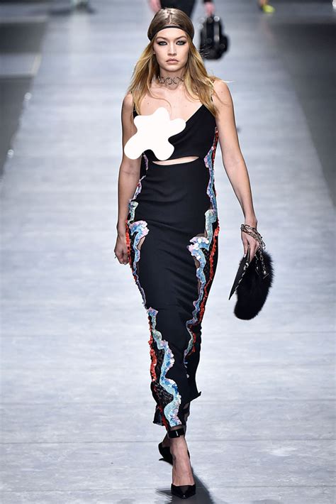 Supermodel Gigi Hadid suffers disastrous wardrobe malfunction ...