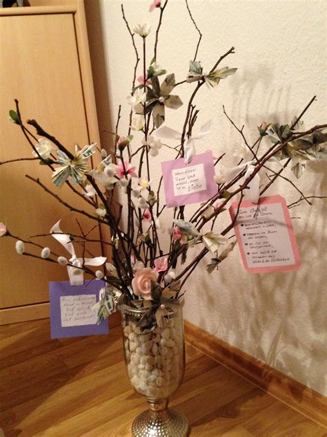 Wir haben die wichtigsten tipps und viele schöne beispiele für gelungene glückwünsche zur hochzeit. Hochzeitsgeschenk - Glückwunsch-Baum mit Geld ️💕 ...
