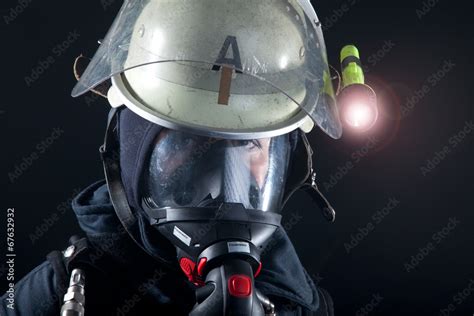 Feuerwehrfrau Mit Atemschutz Maske Und Sauerstoffflasche Nahaufnahme