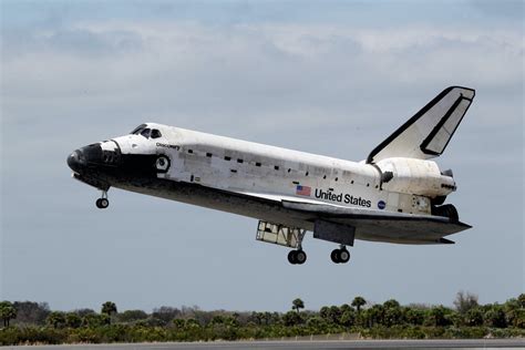 Space Shuttle Discovery Rolls To A Halt After 39 Missions The New