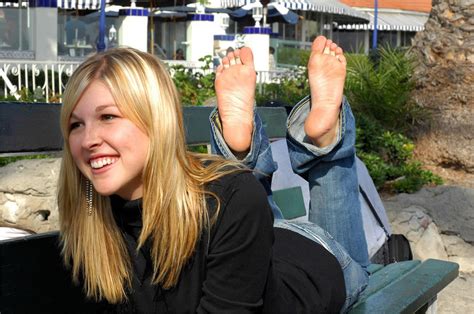 Zeefeets Female Feet Pictures And Videos The Pose