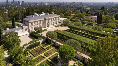 Also, because i am a total snoop, what sort of houses do you live in when the edges of the universe are the limit, as per old jeff? Amazon CEO Jeff Bezos' House Collections - Beverly Hills ...