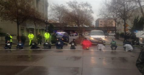 Blacklivesmatter Protesters Block Entrance To Oakland Police Headquarters 25 Arrested Cbs
