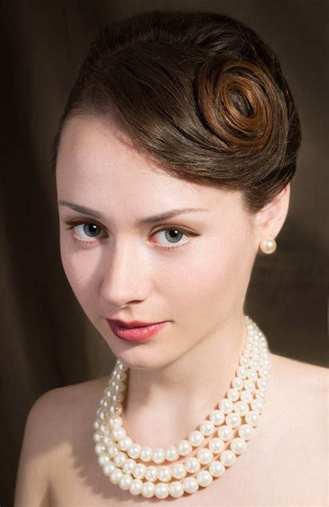 You should have long hair to incorporate this 1920s hairstyle. 22 Glamorous 1920s Hairstyles that Make Us Yearn for the ...