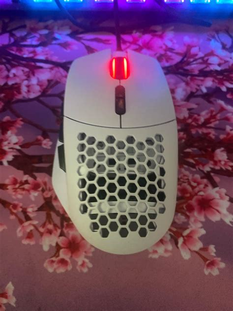 My wired model i keeps flashing a red light and the cursor won’t move