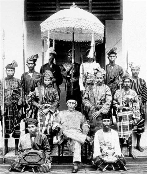 Peringkat pertama, apabila pemerintahan siam di pahang telah diserang dan diambil alih oleh kerajaan melaka. Koi Anak Pahang: Pawang Tersohor di Pahang(part 3)