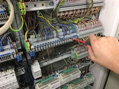 Die elektrobausätze von ewl instakit sind ausgestattet mit elektromarkenmaterial namhafter hersteller wie z.b. Elektroinstallation Stromverteilung | Elektroinstallation ...