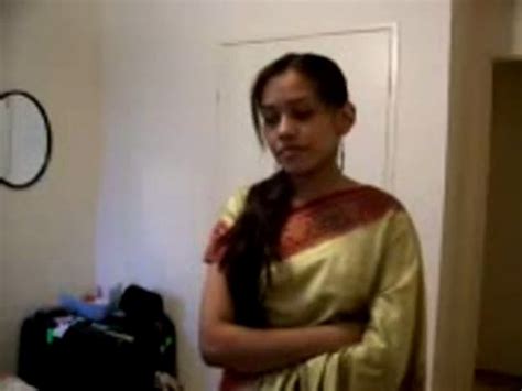 Cute Reena Hot Show Saree Removing Video