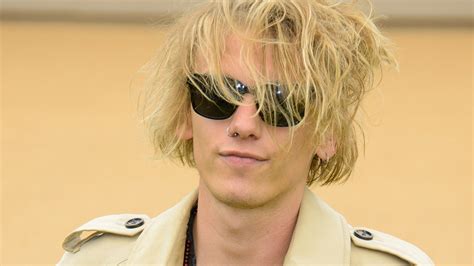 Jamie Campbell Bower Als Heißes Burberry Model Promiflashde