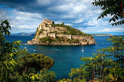 10 Very Best Castles In Italy To Visit Castle Italy Medieval Castle