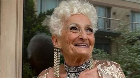 estrella de tinder a los 86 años la mujer que ha conseguido más de 50 citas desde que decidió