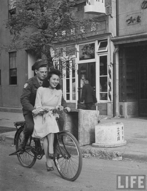 Historic Photos Show True Love In The Time Of War 35 Pics Vintage Couples Japanese