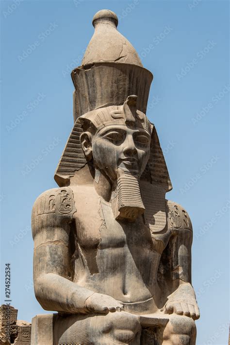 Fotka „egypt Luxor Temple Granite Statue Of Ramesses Ii Seated In Front Of Columns“ Ze Služby