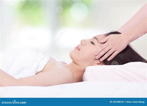 mulher que encontra se em uma tabela da massagem em uns termas da saúde foto de stock imagem