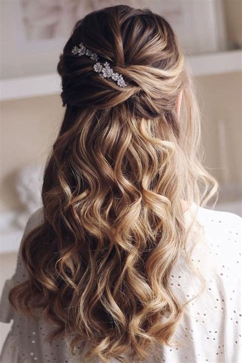 Top 115 How To Style Hairs On Wearing Gown