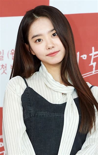 He had roles in the korean television series crash landing on you (2019) and how to buy a friend (2020). 오마이포토 '계약우정' 김소혜, 세대 대표 맑은 미소 - 오마이스타