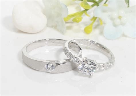 Cincin emas adalah cincin yang terbuat dari bahan emas yang standard memakai kadar 75% untuk cincin kawin emas itu sendiri. 10 Model Cincin Nikah Emas Terbaru