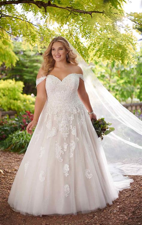 Each one of our plus size wedding dresses collection is perfectly designed, with varying styles and features and materials (gorgeous satin, extremely elegant tulle and chic chiffon) being so elegant, luxurious and attractive just like any other wedding dresses! Lace Ballgown Plus Size Wedding Dress | Essense of ...