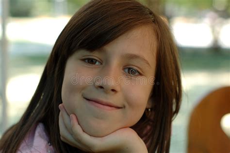 chica joven feliz al aire libre imagen de archivo imagen de sonrisa atractivo 2689457