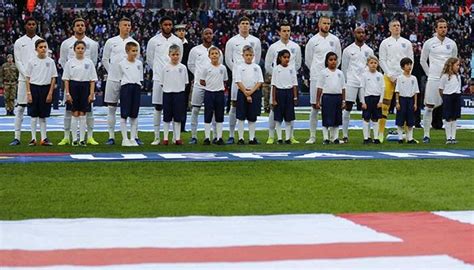مباراة نارية بين منتخب انجلترا ضد تونس فى كاس العالم 2018 ، منتخب انجلترا تحت قيادة المدير الفنى ساوثجيت يريد الفوز فى المباراة الاولى ، منتخب انجلترا ملىء بالنجوم فى كل المراكز ابرزهم رحيم سترلينج وهارى كين وهيندرسون وستونز والعديد من الاعبين. وجه جديد يقتحم قائمة منتخب إنجلترا استعدادا لتصفيات يورو 2020