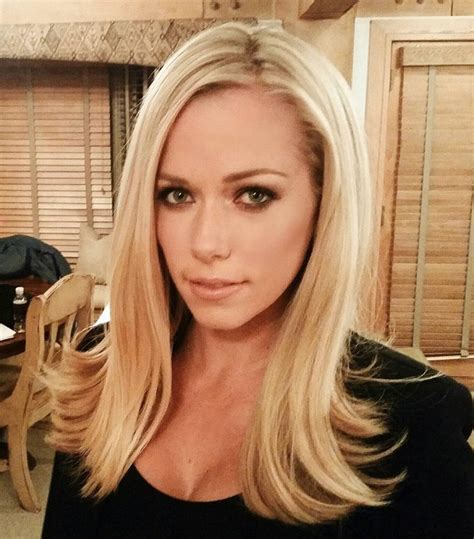Kendra Wilkinson Heats Up Sundance In The Hot Tub Daily Mail Online