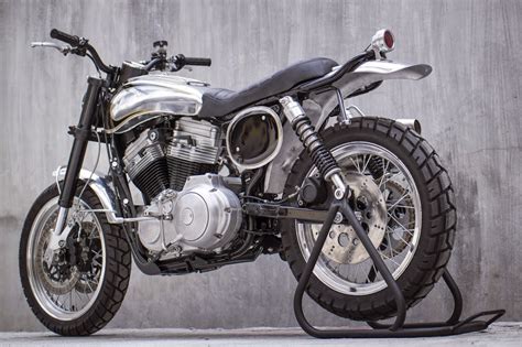 Realizzare una stupenda cafe racer su base sportster senza spendere cifre folli???? Racing Cafè: Harley Sportster 883 "American Scrambler" by ...