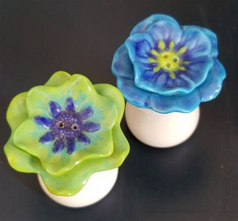 Green bell peppers are rich in antioxidants (but not as rich as a red bell pepper) and they can help fight against a host of chronic illnesses including inflammation, heart problems and cancer. Tiny Blue And Green Flowers | Salt and pepper set, Stuffed ...