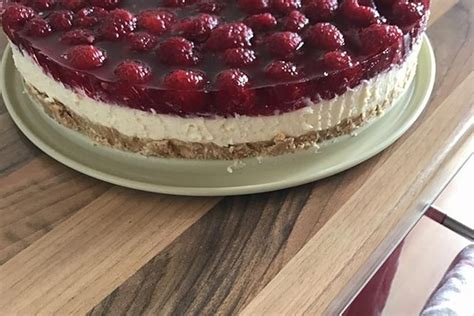 Backpapier abziehen und gänzlich auskühlen lassen. Himbeer - Mascarpone - Torte von Mariana18682 | Chefkoch ...