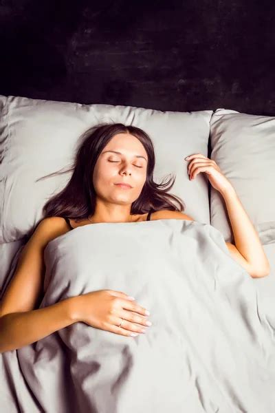 Mujer Radiante Durmiendo En Su Cama En Casa Fotografía De Stock