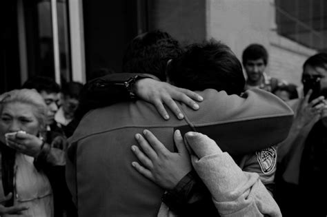 Chocobar fue acusado de matar a un delincuente que previamente había asaltado y apuñalado a el letrado, quien había solicitado al tribunal la absolución de chocobar, agregó que la sentencia que. Fotogalería | Un abrazo de justicia por Javier Chocobar ...