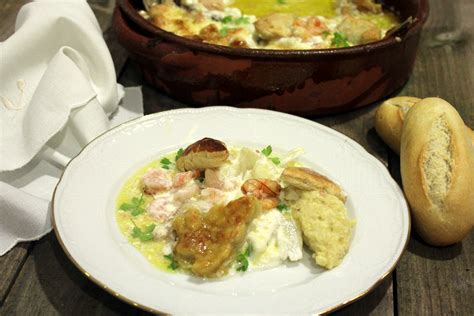 Sustantivo de género exclusivamente femenino, que lleva los artículos la o una en singular, y las o unas en plural. Lubina al horno con gambas, receta fácil y deliciosa