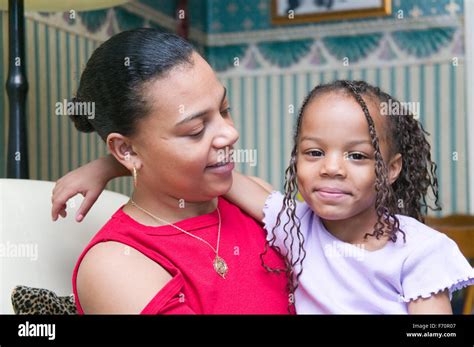 Madre E Figlia Seduti Insieme A Casa Foto Stock Alamy