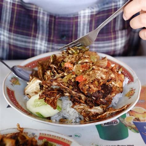 Apabila kamu merasa bingung menentukan tempat makan yang dekat dengan lokasimu, kamu bisa mencontek rekomendasi dari gofood. Bingung Cari Makan? Ini Rekomendasi Tempat Makan Enak ...