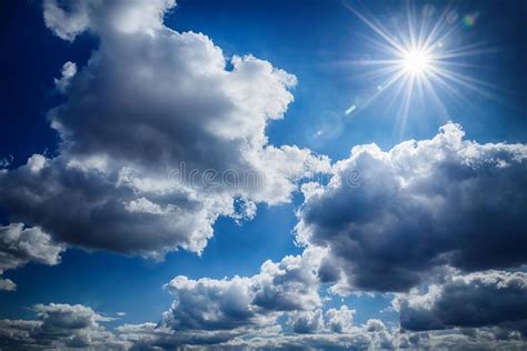 Himmel mit wolken und sonne. Blauer Himmel Mit Wolken Und Sonne Stockfoto - Bild von ...